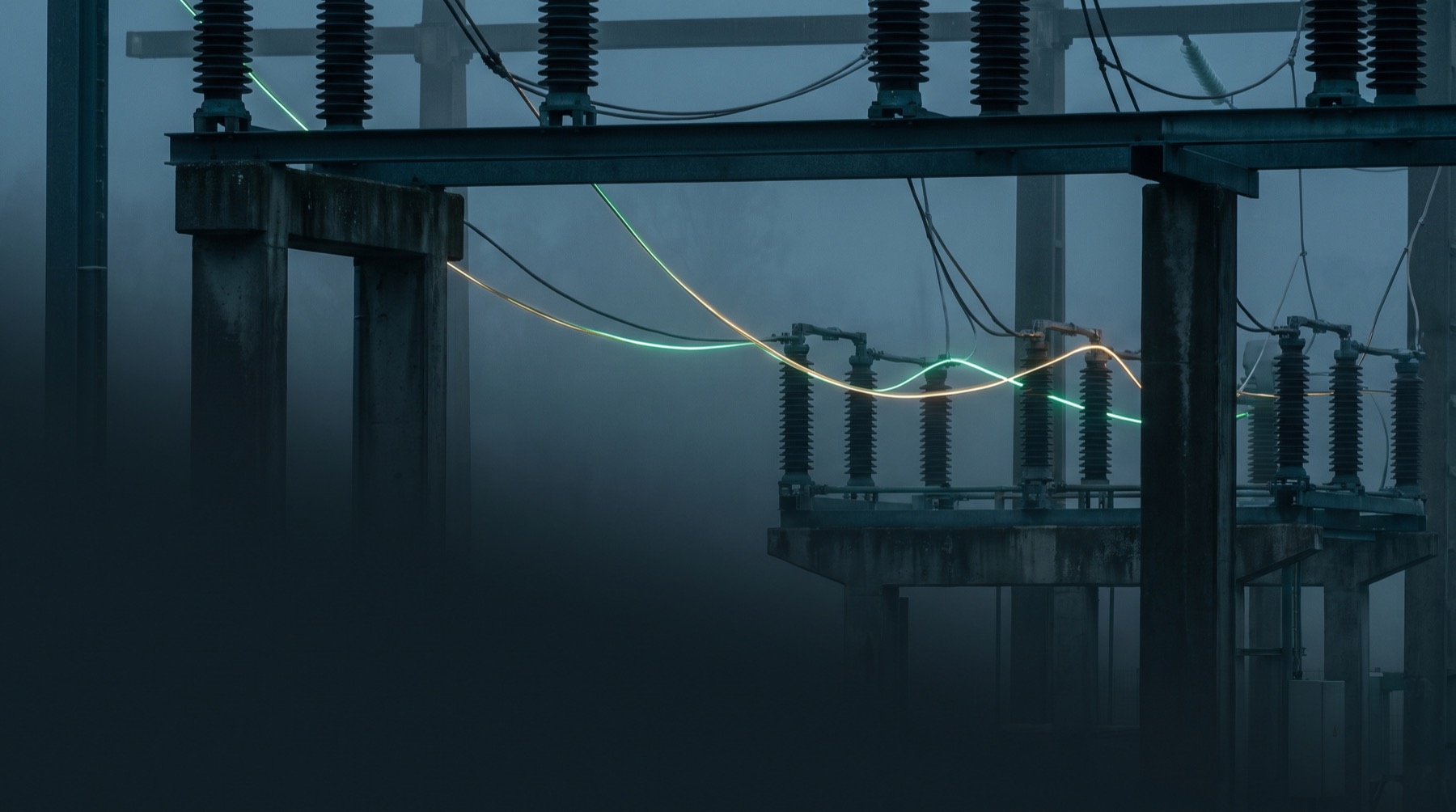 Elektrische Leitungen in einem Umspannwerk